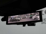 車両後方を映し出します・スマートルームミラー装備です。