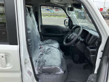 広く快適な運転席です。長距離運転も楽々ですよ!