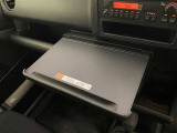 助手席を倒すと、テーブルとして利用できます。