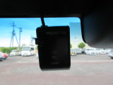 今や必需品となっているドライブレコーダーも装備されております。