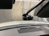 【別途SDカードの購入が必要です。また社外品は保証対象外となります。】運転中の映像・音声などを記録して、交通事故やトラブルが起きた時の正確な状況把握に役立つドライブレコーダーが装着済。