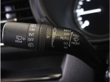 【オートワイパー機能】レバーをAUTOの位置にしているとき、レインセンサーが雨を感知すると、雨量に応じて、ワイパーが自動で作動します。