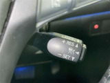 クルーズコントロール機能が付いています。 速度を設定するとアクセルを踏まなくても一定の速度で走ることができます。  高速道路ではとても便利な装置なんです。