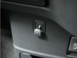 ◆コンビ二フック◆ちょっとした買い物の袋を吊り下げたり、ゴミ袋を吊り下げられるコンビニフックがあり車内を転がらず便利です!