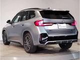 BMWのテールランプはプレスラインへと続く形状のため、統一感のある綺麗なラインを演出しております。