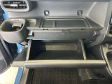 ちょっとしたところは収納ボックスにもなっています。車内はサイズも決まっているので、収納が少ないと思っているアナタ!ご安心ください。さまざまなところに収納が隠れているんです♪