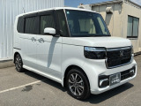 車幅いっぱいに伸びたフロントアクセサリLEDがボディーのワイド感を強調