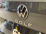 中央で存在感を放つ新デザインのVWエンブレム。スマートデザインで引き締まります。