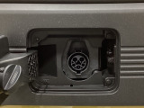 普通充電は6kWの高い出力で行うため、満充電まで約4.5時間という早さです。別売りの「AC外部給電器・AC100V/最大1500W」を普通充電ポートに差し込んで使用すればさまざまな電化製品が使えます。