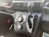 オートエアコンで車内快適♪ご希望の温度に設定すれば風向きや風量を自動で調整してくれますよ!