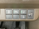 ハンドルの右側にはヘットライトリベライザーとHondaセンシング用のメインスイッチがついています。ヘッドライトリベライザーは道路状況や積荷の加重に応じてライトの高さを調節できます。
