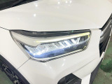 白く明るい光で夜間走行をサポートするLEDヘッドランプを搭載