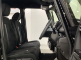 女性でも運転がしやすいようにシートの高さ調整機能(シートリフター)がついています。座面も厚みがあり背もたれも高く、ゆったりくつろいでお乗りいただけるシートです。
