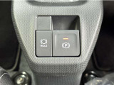 ホールド機能付電動パーキング装備です。信号待ちや坂道発進の際にとても便利な装備です。