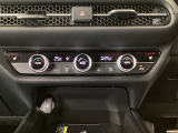 【左右独立オートエアコン】左右席で独立温度コントロールが可能です。運転席はキンキンに冷やして助手席はマイルドにと言った設定が可能です☆暑さ寒さでケンカすることもなくなりますね♪