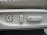 電動シートで自分好みのシートに細かく設定できます!