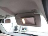 運転席サンバイザーにはミラーが装着されており、身だしなみチェックに便利です。