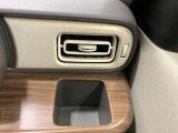 【運転席ドリンクホルダー】使いやすさに配慮したドリンクホルダー