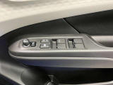 【運転席ドアスイッチ回り】パワーウィンドー[ロック機構]・電動格納式リモコンドアミラースイッチがまとまっているので操作しやすいです。