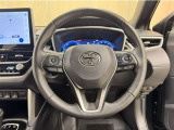 ステアリングスイッチ搭載!手を離さずに手元のスイッチでさまざまな操作が可能。運転中、視線をそらさなくても操作ができて安全です!