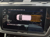 障害物との距離をセンサーで検知するパークディスタンスコントロール。音とディスプレイ表示で駐車時の安心感を高めます。