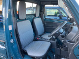 ゆとりをもって運転できる広くて快適な室内。広々ドアの開閉部で乗り降りもラクラク!さらに消毒済みなので安心ですよ!
