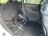【チップアップシート 】座面を跳ね上げることで、後席足元に高さのある荷物を積むことができます!