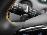 ◆減速セレクター装備◆ステアリングホイールの左右に取り付けられた2つのパドルスイッチで減速の強さを調整。 左側の「-」を操作すると減速を強く、右側の「+」を操作すると減速を弱くすることができます。