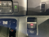 パーキングブレーキは指一本で操作可能な電子制御パーキングブレーキを採用しています。