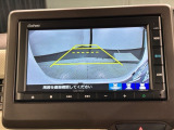 リバースギアに入れるだけで後方の表示へ切り替わります。夜間や雨の日の駐車も楽になりますよ。