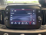 スマートフォン連携がスムーズで、ナビ・音楽・通話操作も快適。画面の反応も良好で、視認性の高いモニターを備えています。