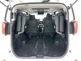 3列目シートは跳ね上げ式で折りたたみ可能です。キャンプ用品など大きな荷物もばっちり収納可能です!
