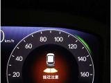 パーキングセンサー装備  センサーが周辺の障害物を検知。音とディスプレー表示で障害物との距離をお知らせし、ドライバーに注意を促します。