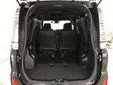 3列目シートは跳ね上げ式で折りたたみ可能です。キャンプ用品など大きな荷物もばっちり収納可能です!