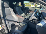 【運転席】座り心地が良いシートなので長時間の運転でも快適にお過ごしいただけます。新品のフロアマットのご注文も可能です。掲載箇所以外にご希望の写真がございましたらお気軽にお問い合わせ下さい。