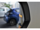 ブラインドスポットモニター。車線変更時などにドアミラーでは確認しにくい後側方エリア(ブラインドスポット)に存在する車両をレーダーで検知。警告サインをドアミラーに表示することで運転者に注意喚起する機能。