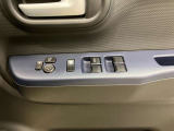 【運転席ドアスイッチ回り】パワーウィンドー[ロック機構]・電動格納式リモコンドアミラースイッチがまとまっているので操作しやすいです。