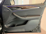 窓の操作だけではなく運転席のメモリーも出来るドアパネルになっております。