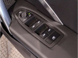 BMWはドアが分厚いです。衝突によりドアがつぶれてしまった場合にも外からいち早くドアを開けれるよう考えられています。数十秒の救出の遅れが命につながりかねない場合、こういった配慮が重要なポイントです。