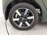 純正アルミホイールです。車にぴったりなデザインで、足元がおしゃれに♪また、スチールホイールに比べ軽いので、車の燃費も良くなりますよ!