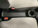 運転席からも助手席からも自由に使えるドリンクホルダー付。【センターロングコンソールトレー】ちょっとした小物を置くのに便利です。