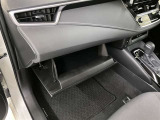 開閉がスムーズなダンパー付きのグローブボックスになります。