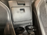 運転席と助手席の間には鍵のかかる収納がございます。オープン時でも安心ですね♪