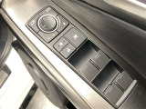 全席に電動ウィンドウを装備。乗員それぞれが快適に操作できます。