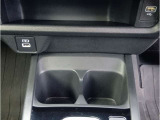 運転席のドリンクホルダーになります!ここにも小さいですが小物置きのスペースがあります!