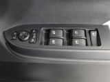 運転席のパワーウインドスイッチで全席窓の開閉・ロック操作ができます。