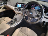 BMWの運転席はドライバーオリエンテッドという構造を採用。ドライバー目線の操作がしやすい設計になっており、ドライブ中にも目線の移動が少なく運転中にも簡単に操作ができます。