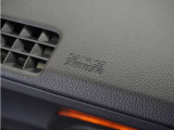 ◆助手席エアバッグ◆SRSエアバッグは、シートベルトだけでは防ぎきれない衝突時の衝撃から乗員を守るための安全装置。衝突時に瞬時に膨らみ、頭部や胸部がダッシュボードに直接衝突するのを防ぎます。