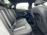 体を支えるためにシートを硬めにしております。長時間の運転でも疲れにくいように、サポート力重視で設計されております。