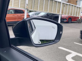 サイド アシスト プラスは、車線変更時後方の死角にいる他車の存在をインジケーターで知らせてくれます。またインジケーターに気づかずステアリングを切ると自動的にステアリングを逆方向に補正します
